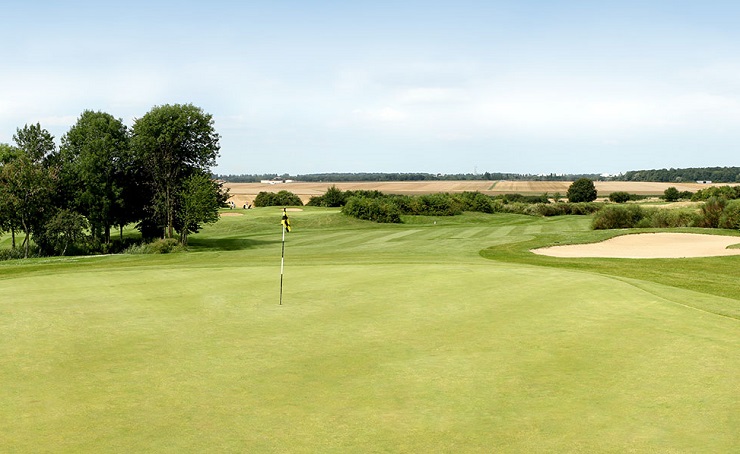 Play and stay at Golf National Golf Club, close to Paris. Ryder Cup and Olympic venue.