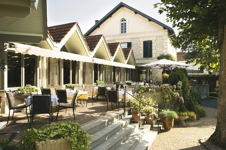 Drinks on the terrace at Le Relais d'Aumale, Chantilly, near Paris, France