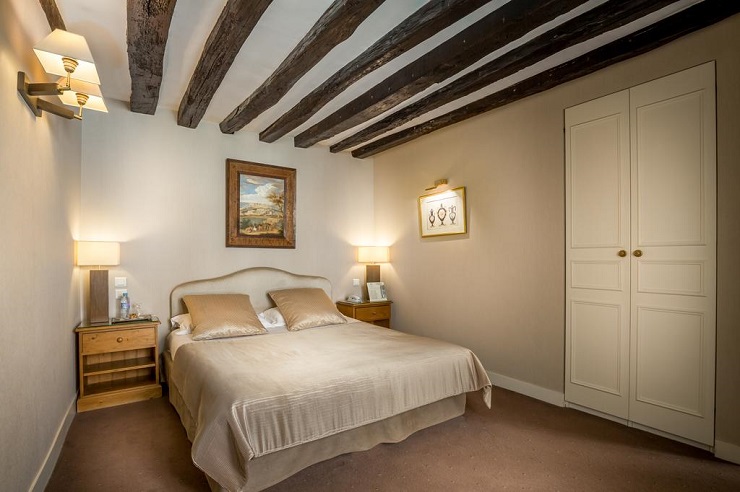 The bar at La Residence du Berry, Versailles, France