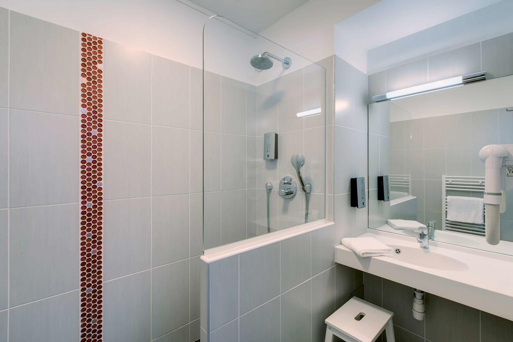 A bathroom at Domaine des Ormes, near St Malo, Brittany, France. Golf Planet Holidays.