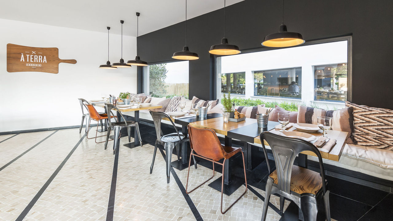 Casual dining in A Terra restaurrant, Praia Verde Boutique Hotel Castro Marim, Algarve, Portugal