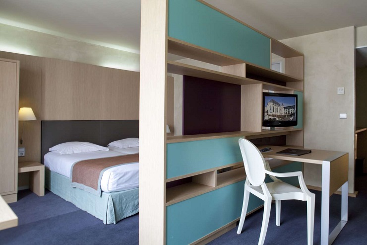 A bedroom in the Best Western Hotel de la Paix, Reims, Champagne, France