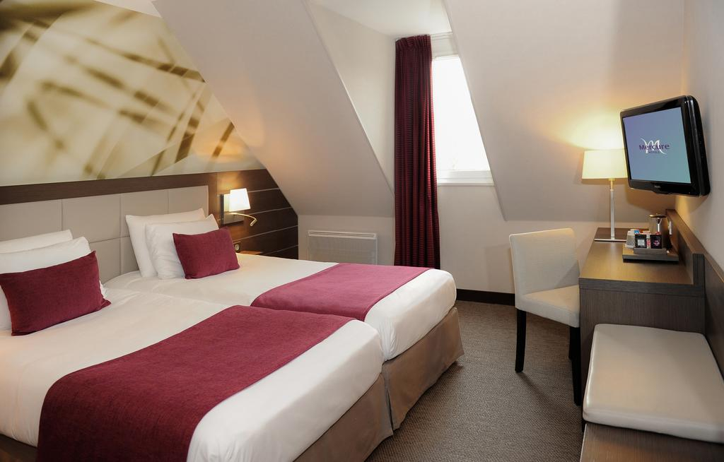 A twin bedroom at Mercure Omaha Beach, Port en Bessin, Normandy, France