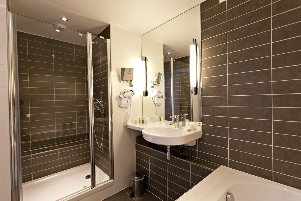 A bathroom at Najeti Golf Hotel de Valescure, Saint Raphael, South of France. Golf Planet Holidays.