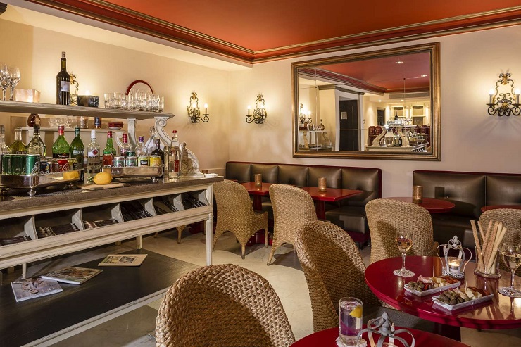 The bar at the Hotel Le Cavendish, Cannes, South of France. Golf Planet Holidays.