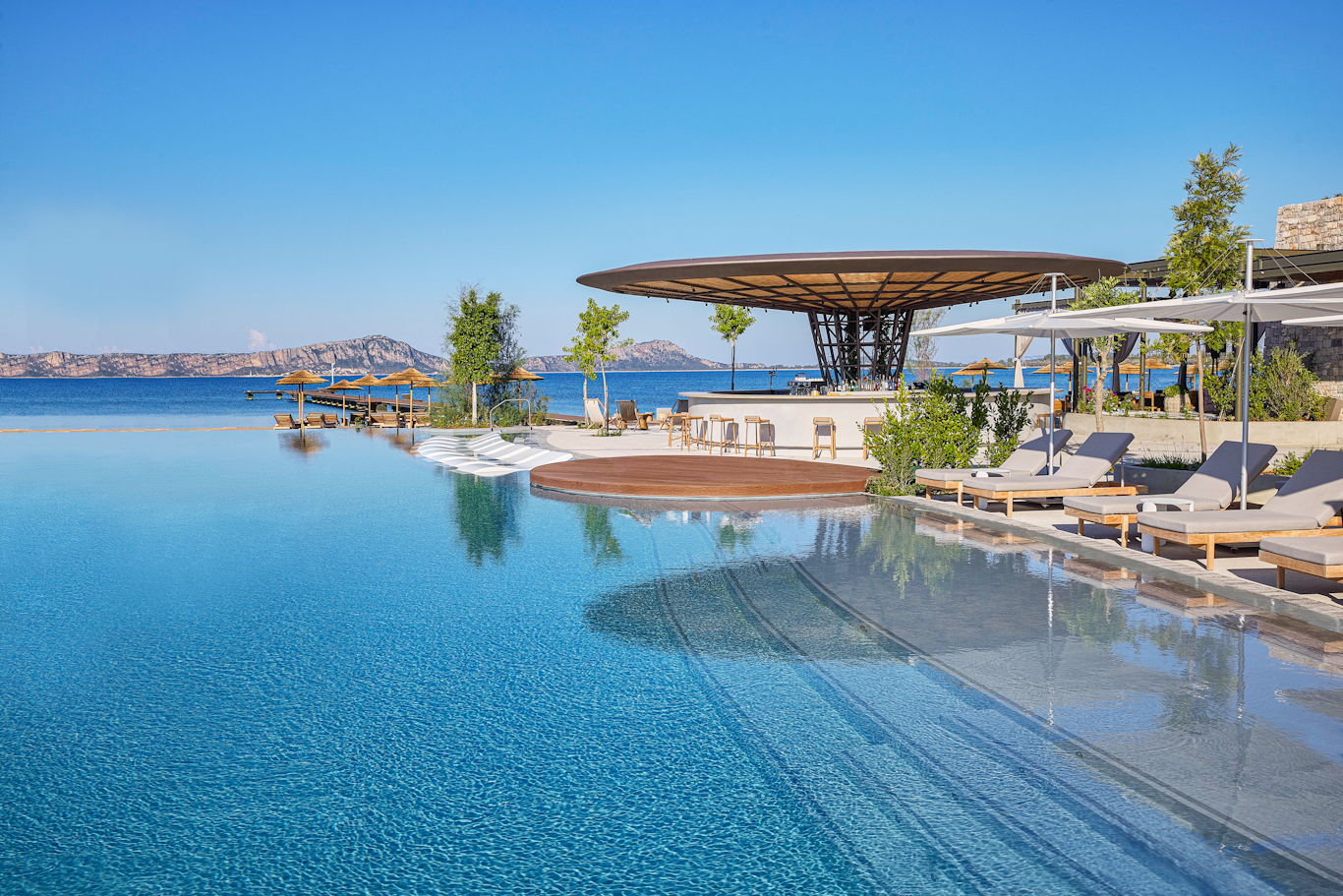 The wet deck at W Costa Navarino, Greece. Golf Planet Holidays.