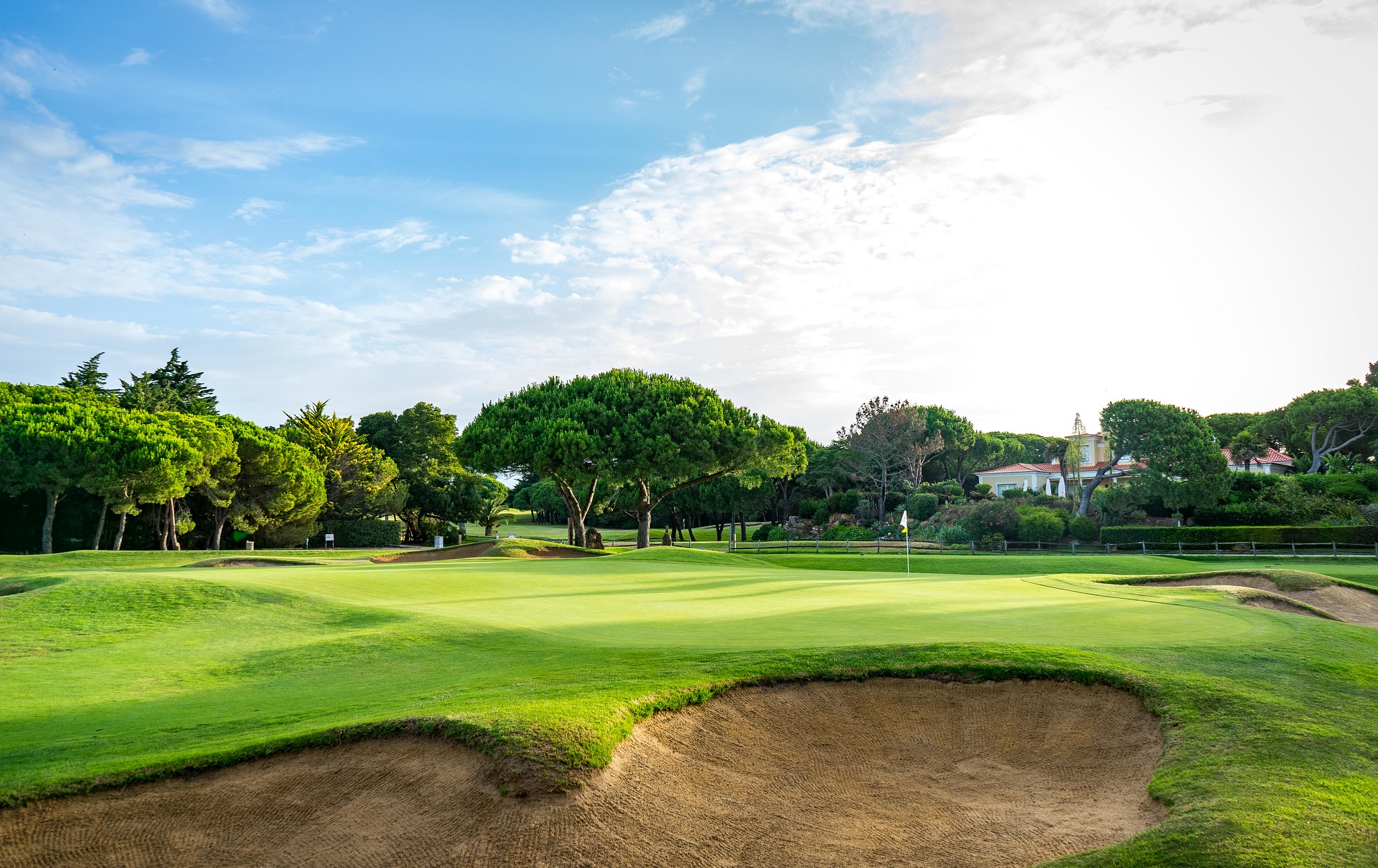 Chip onto the green at Quinta da Marinha Golf Course, Cascais, Portugal
