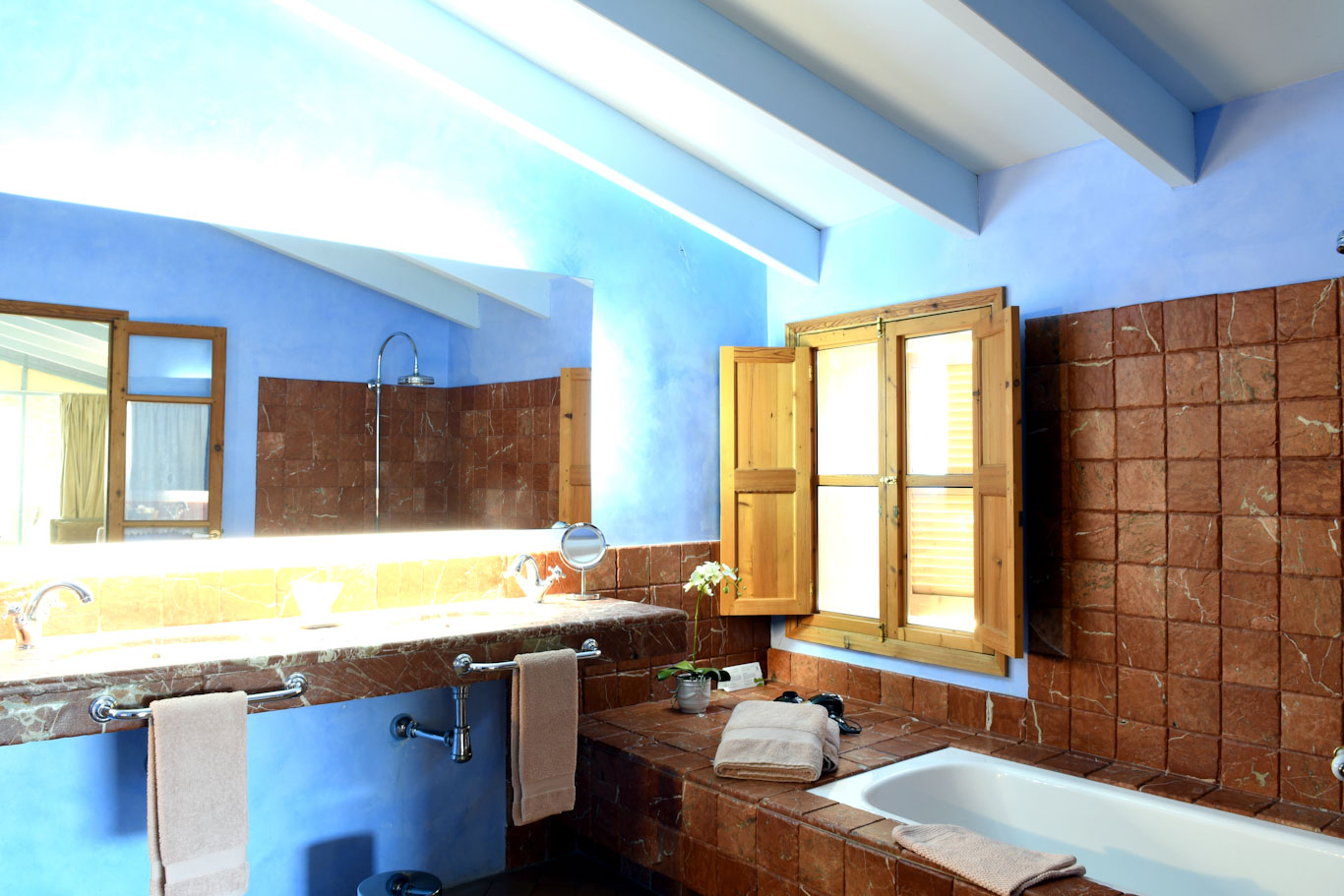 Terracota bathroom at Pula Golf Resort, Son Servera, Mallorca