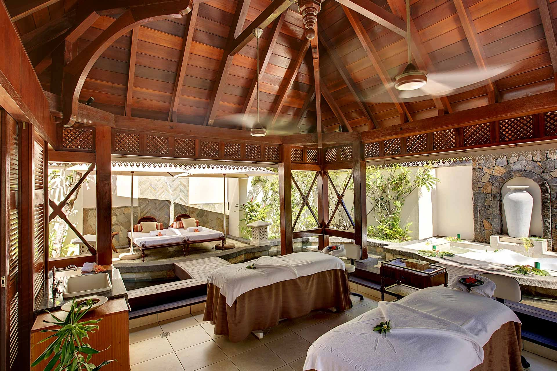 Honeymoon gazebo at Heritage Le Telfair Golf and Wellness Resort, Mauritius. Golf Planet Holidays.