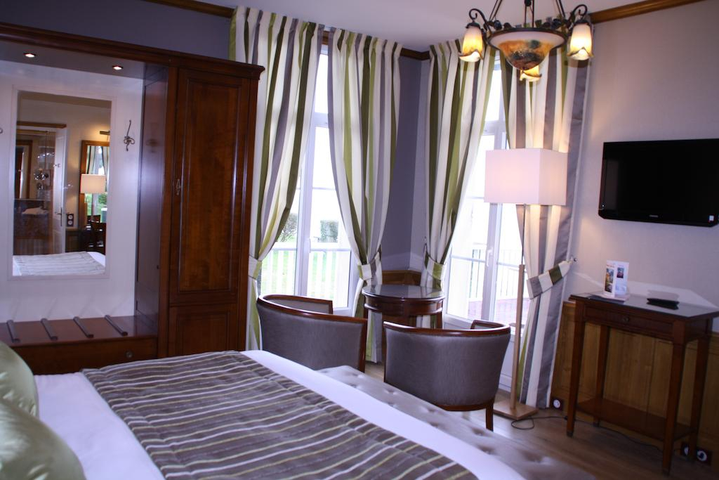 A double bedroom at The Dormy House, Etreta,t, Normandy, France