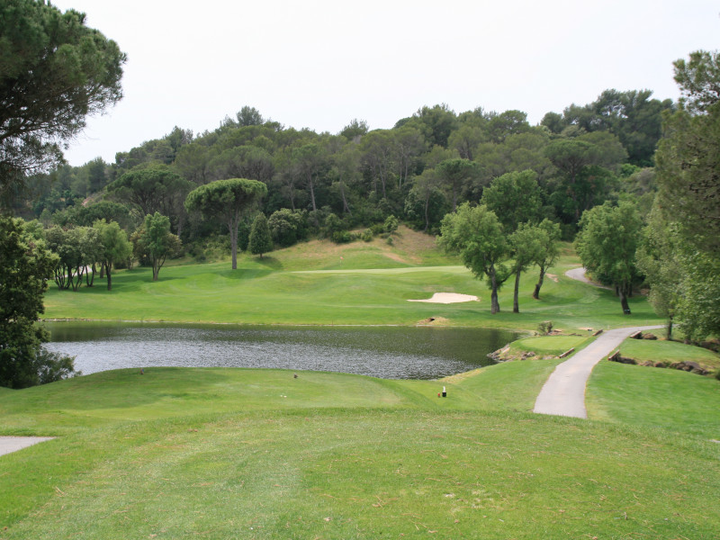 Par three at Barbaroux Golf Club in Provence, France. Golf Planet Holidays.
