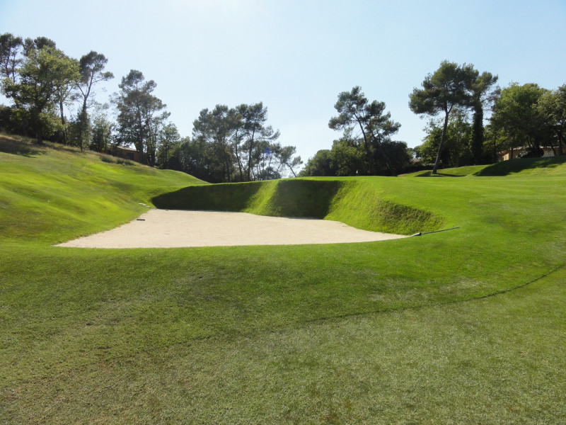 Difficult bunkers at Barbaroux Golf Club in Provence, France. Golf Planet Holidays.