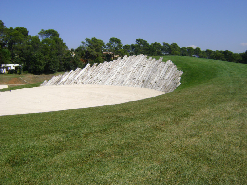 Difficult bunkers at Barbaroux Golf Club in Provence, France. Golf Planet Holidays.