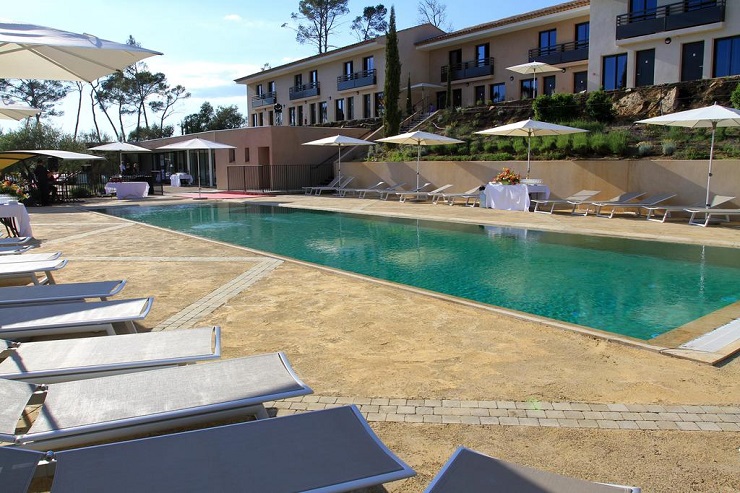 The pool at Hotel Mercure Brignoles Golf de Barbaroux. Golf Planet Holidays