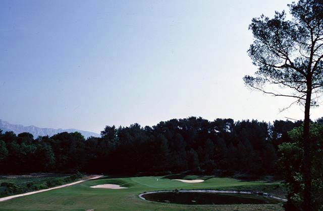On the green at Sainte Victoire Golf Club, south of France, Golf Planet Holidays