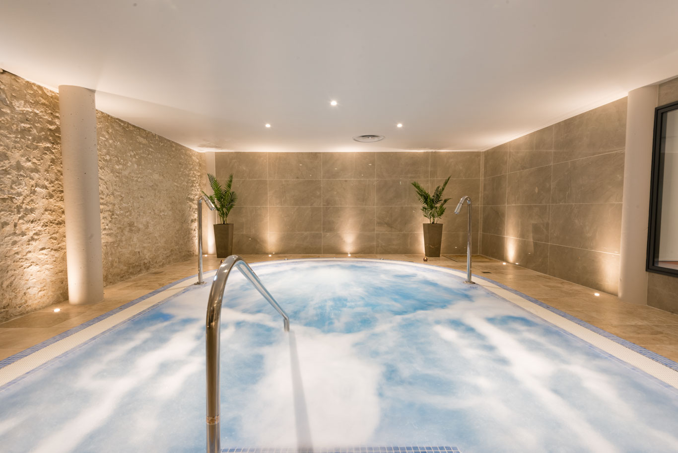 The spa pool at Chateau des Vigiers Golf Resort, Dordogne, France