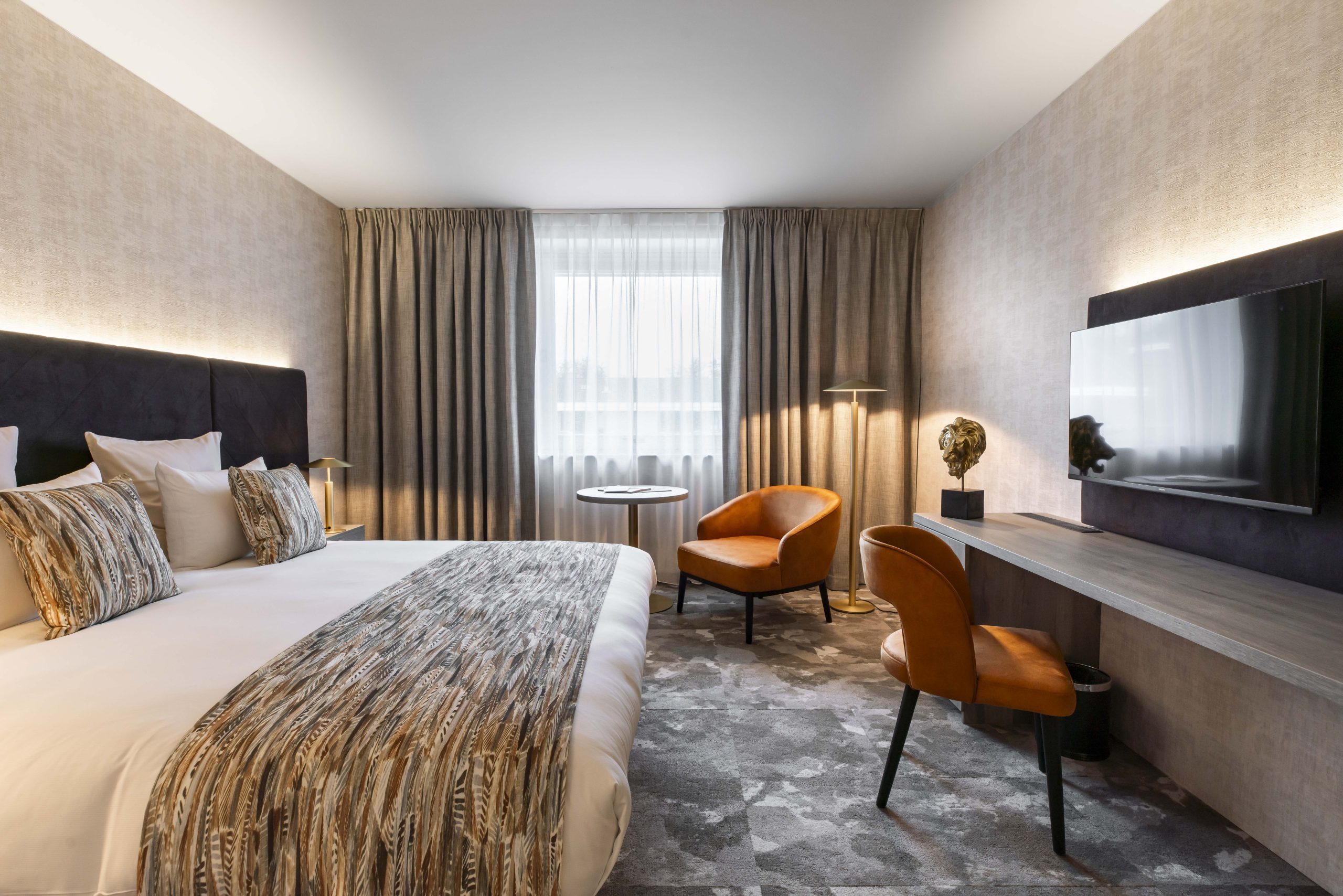 Large bed at the Van der Valk Hotel, Waterloo, Belgium. Golf Planet Holidays