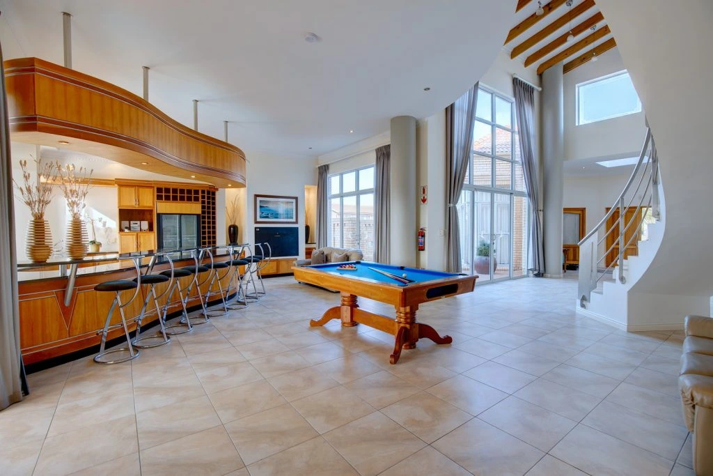 Convivial bar at African Oceans Manor, Mossel Bay, South Africa. Golf Planet Holidays.