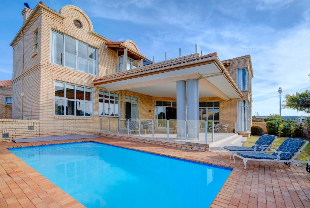 Pool time at African Oceans Manor, Mossel Bay, South Africa. Golf Planet Holidays.