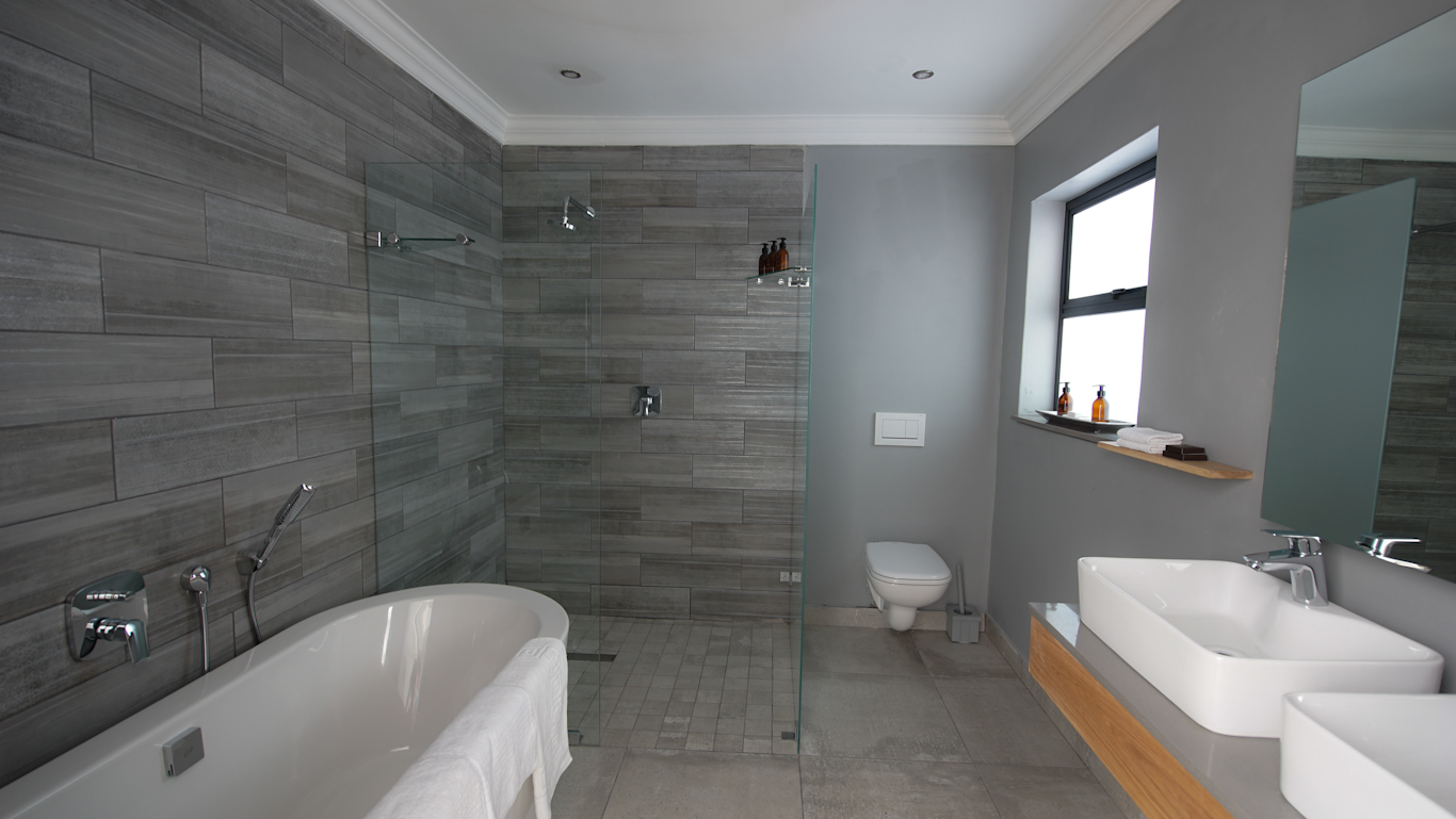 An ensuite bathroom at Silver Forest, Somerset West, Western Cape, South Africa. Golf Planet Holidays