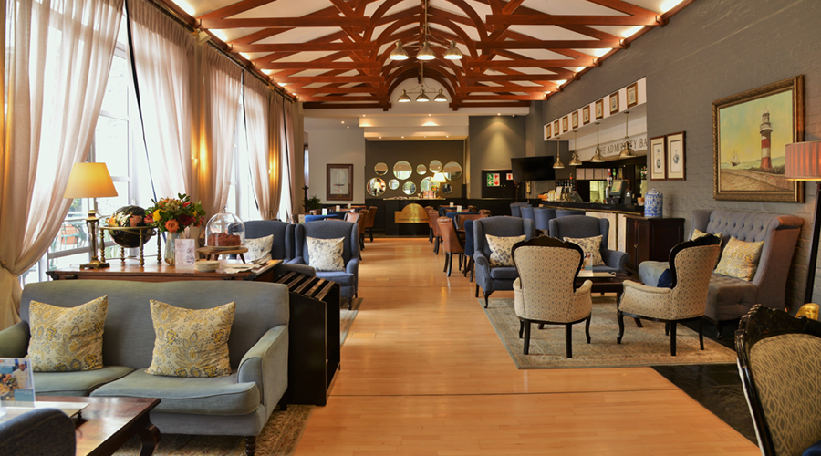 The elegant bar in The Commodore Hotel, Cape Town, South Africa. Golf Planet Holidays.